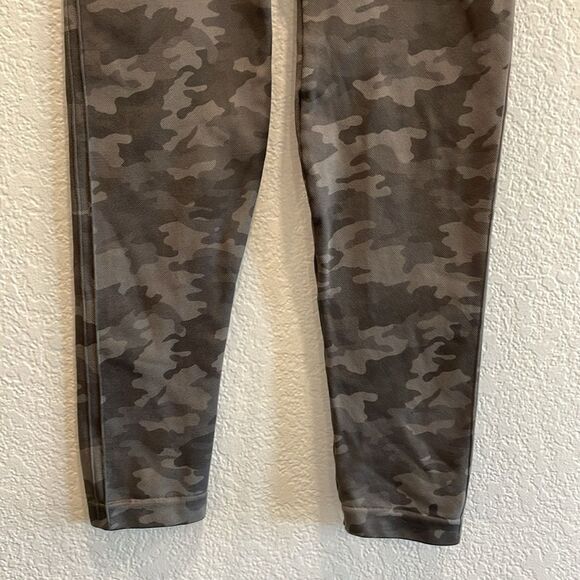 Spanx Look At Me Now Camo Seamless Cropped Leggings Size Medium - Picture 4 of 7